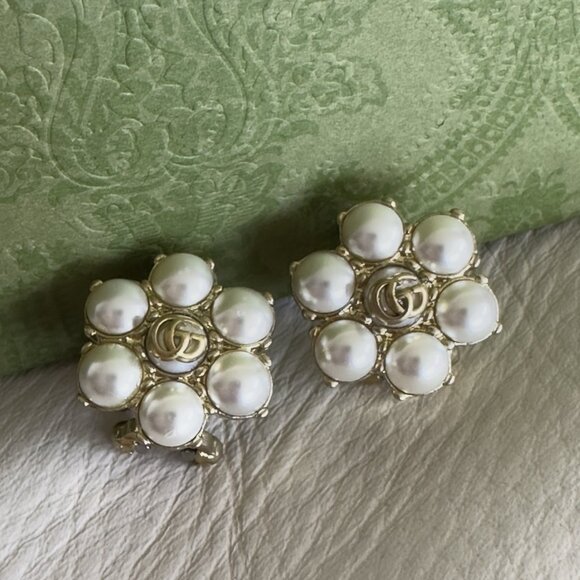 NEW GUCCI Pearl Earrings Interlocking Gold Clip On Type Logo Engraved 2cm x 2cm - Picture 8 of 10